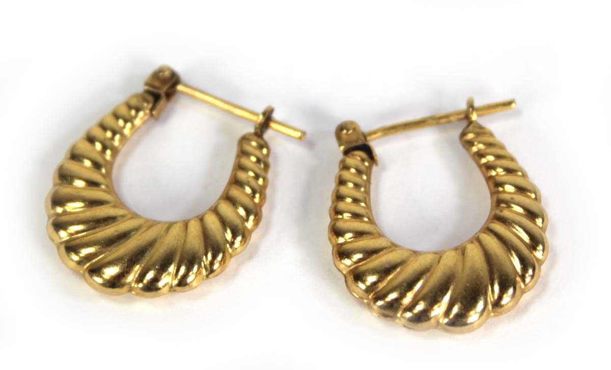 Lot 765 - A pair of 9ct yellow gold ear hoops, l. 1.9 cm,...