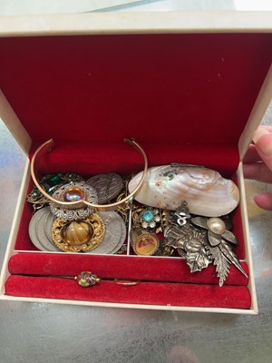 Lot 452 - A quantity of jewellery including 9ct gold and...
