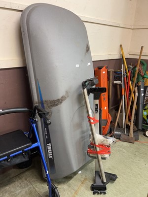 Lot 207 - A pair of roof bars and boxes