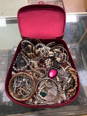 Lot 465 - A case and contents of assorted costume jewellery