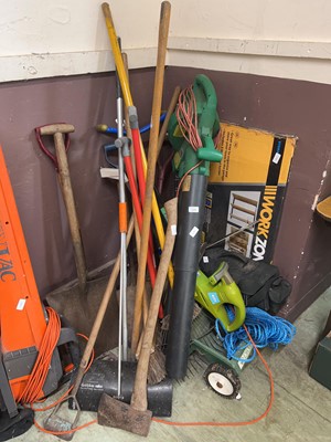 Lot 209 - A quantity of garden tools including an axe,...