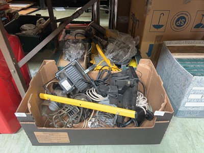 Lot 501 - Two trays containing an assortment of lighting
