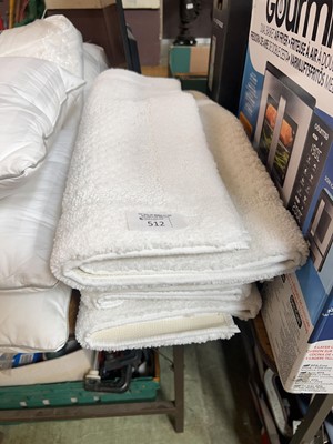 Lot 512 - A quantity of white bathroom mats