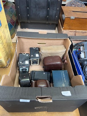 Lot 521 - A tray of various vintage cameras to include...