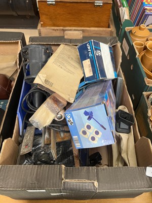 Lot 522 - A tray of assorted hardware and hand tools