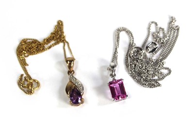 Lot 770 - A 9ct yellow gold necklace suspending a purple...