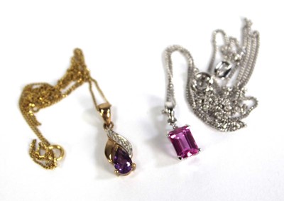 Lot 770 - A 9ct yellow gold necklace suspending a purple...
