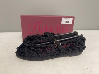 Lot Flabelus EU41 pierre lotus shoes in black - boxed