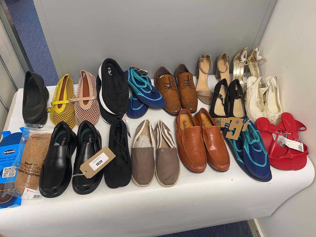 Lot 1`4x Pairs of shoes to include Toms, Crocs,...