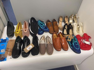 Lot 1`4x Pairs of shoes to include Toms, Crocs,...