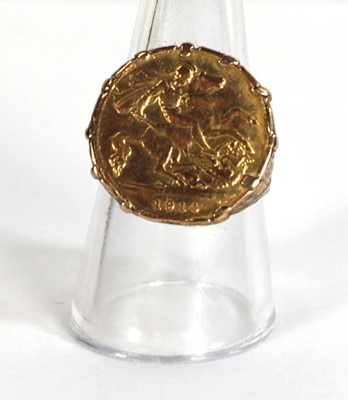 Lot 403 - A 9ct yellow gold ring set half sovereign...