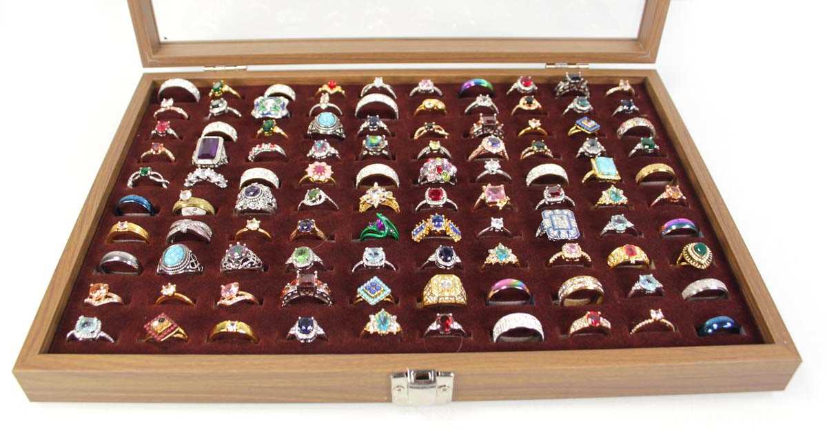 Lot 786 - A tray containing one hundred silver,...