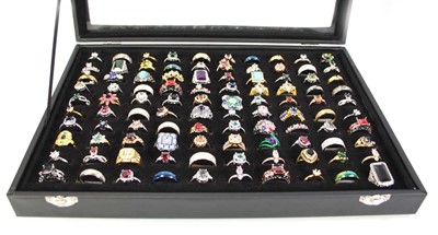 Lot 788 - A tray containing one hundred silver,...