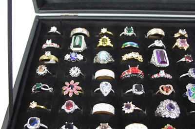 Lot 788 - A tray containing one hundred silver,...