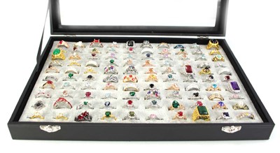 Lot 789 - A tray containing one hundred silver,...