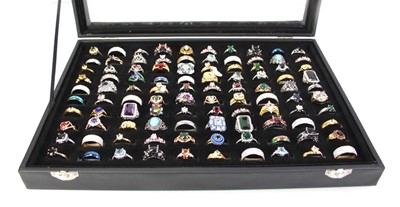 Lot 790 - A tray containing one hundred silver,...