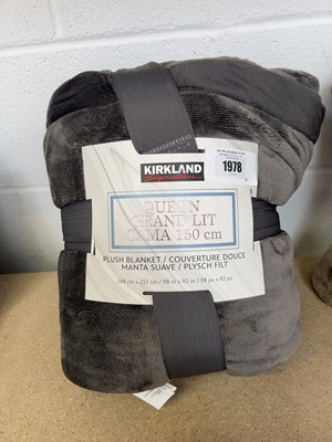 Lot 1826 - Kirkland Signature Queen Grand Plush blanket...