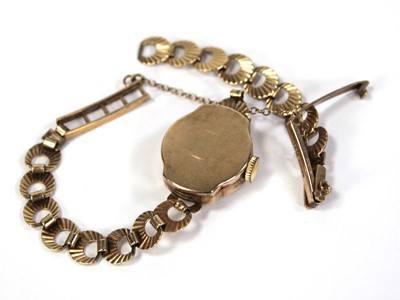 Lot 463 - A ladies 9ct yellow gold wristwatch by Renown,...