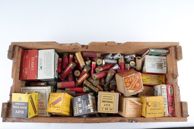 Lot 2084 - (S2) Wooden tray of assorted vintage shotgun...