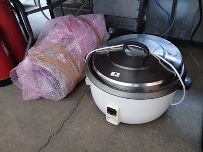 Lot 37 - Large rice cooker
