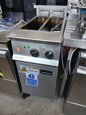 Lot 48 - 40cm electric Lincat twin-tank fryer