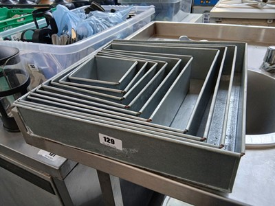 Lot 129 - 10 graduated cake pans