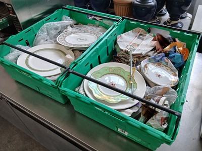 Lot 133 - 2 trays of cake stands and plates
