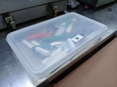 Lot 197 - Tray containing various chefs knives