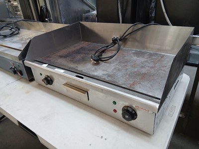 Lot 215 - 75 cm electric 2-burner flat-top griddle