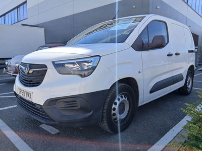 Lot (DP69 YMX) 2019 Vauxhall Combo Cargo Edition...
