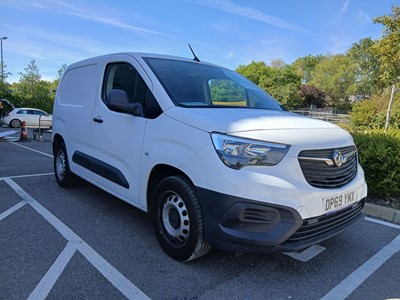 Lot (DP69 YMX) 2019 Vauxhall Combo Cargo Edition...