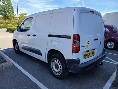 Lot (DP69 YMX) 2019 Vauxhall Combo Cargo Edition...