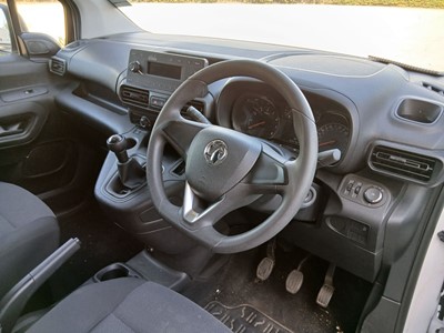 Lot (DP69 YMX) 2019 Vauxhall Combo Cargo Edition...