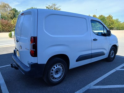 Lot (DP69 YMX) 2019 Vauxhall Combo Cargo Edition...