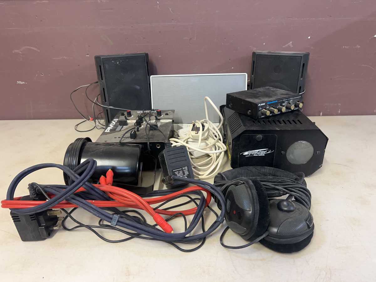 Lot A small assortment of audio equipment to...