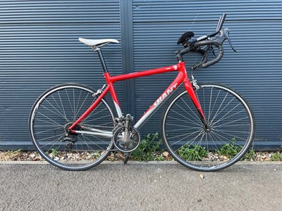 Lot 4033 - Giant race bike