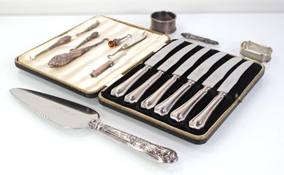 Lot 210 - A group of silver comprising a cased set of...