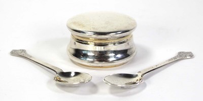 Lot 211 - An Edwardian silver pill/patch box, maker JVC,...