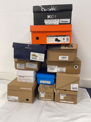 Lot 12x Boxed pairs of shoes in various styles and...