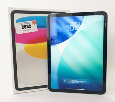 Lot iPad 10th Gen 64GB Silver with box and cable