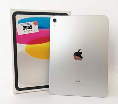 Lot iPad 10th Gen 64GB Silver with box and cable