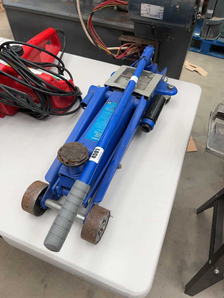 Lot 4501 - 2 1/2 Tonne hydraulic trolley jack