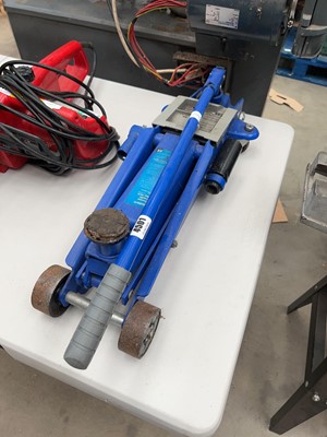 Lot 4501 - 2 1/2 Tonne hydraulic trolley jack