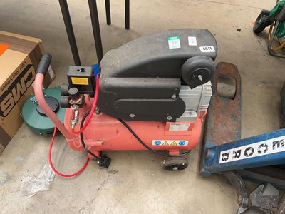 Lot 4511 - Sealey 240v air compressor plus spray gun
