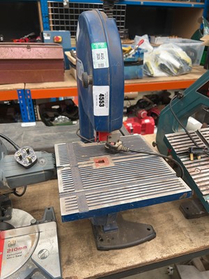 Lot 4553 - Sealey bench mounted 240v band saw plus...