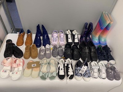 Lot 21x Pairs of children's shoes to include...