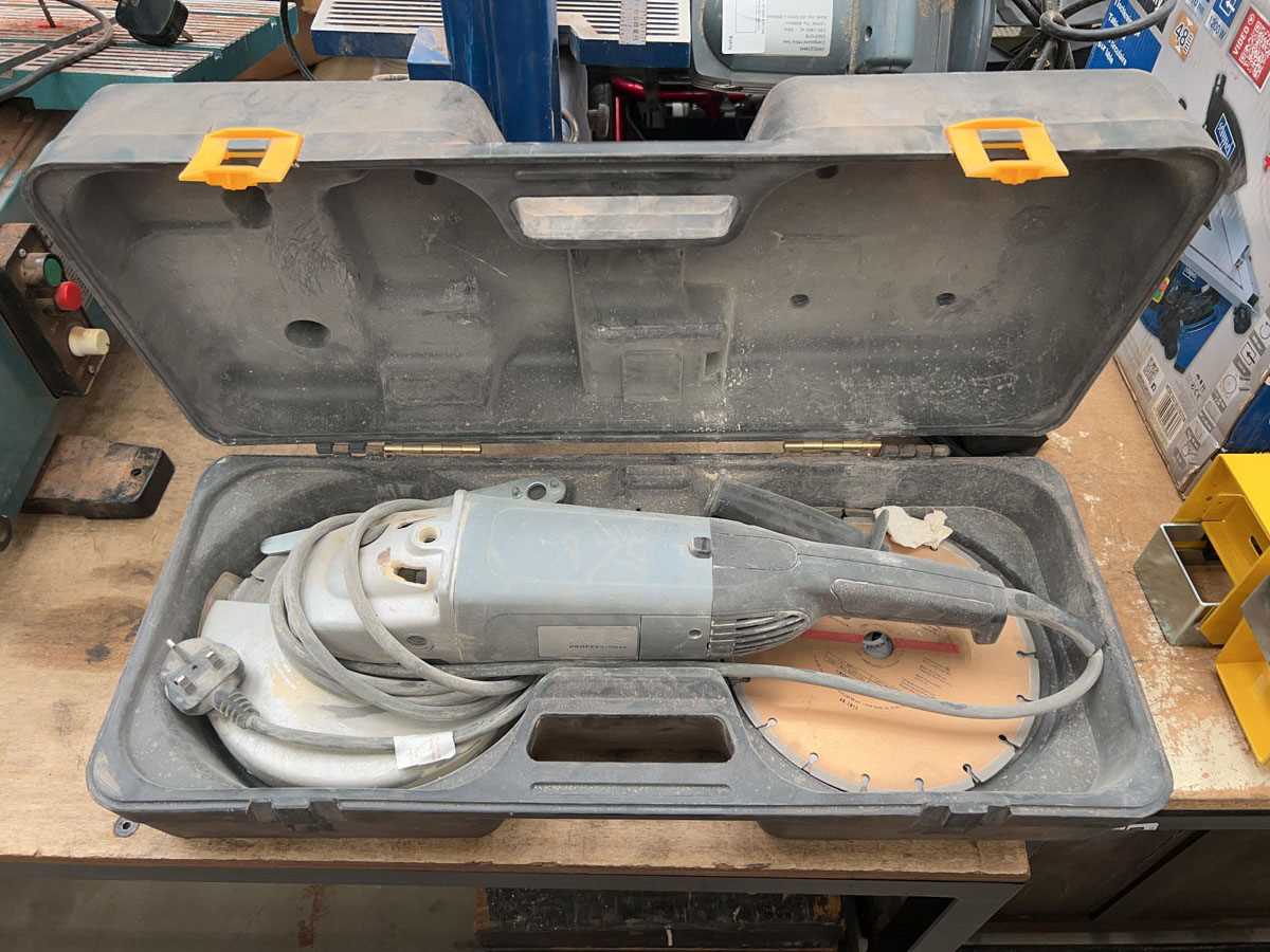 Lot 4560 - 240v Wickes angle grinder plus spare blades