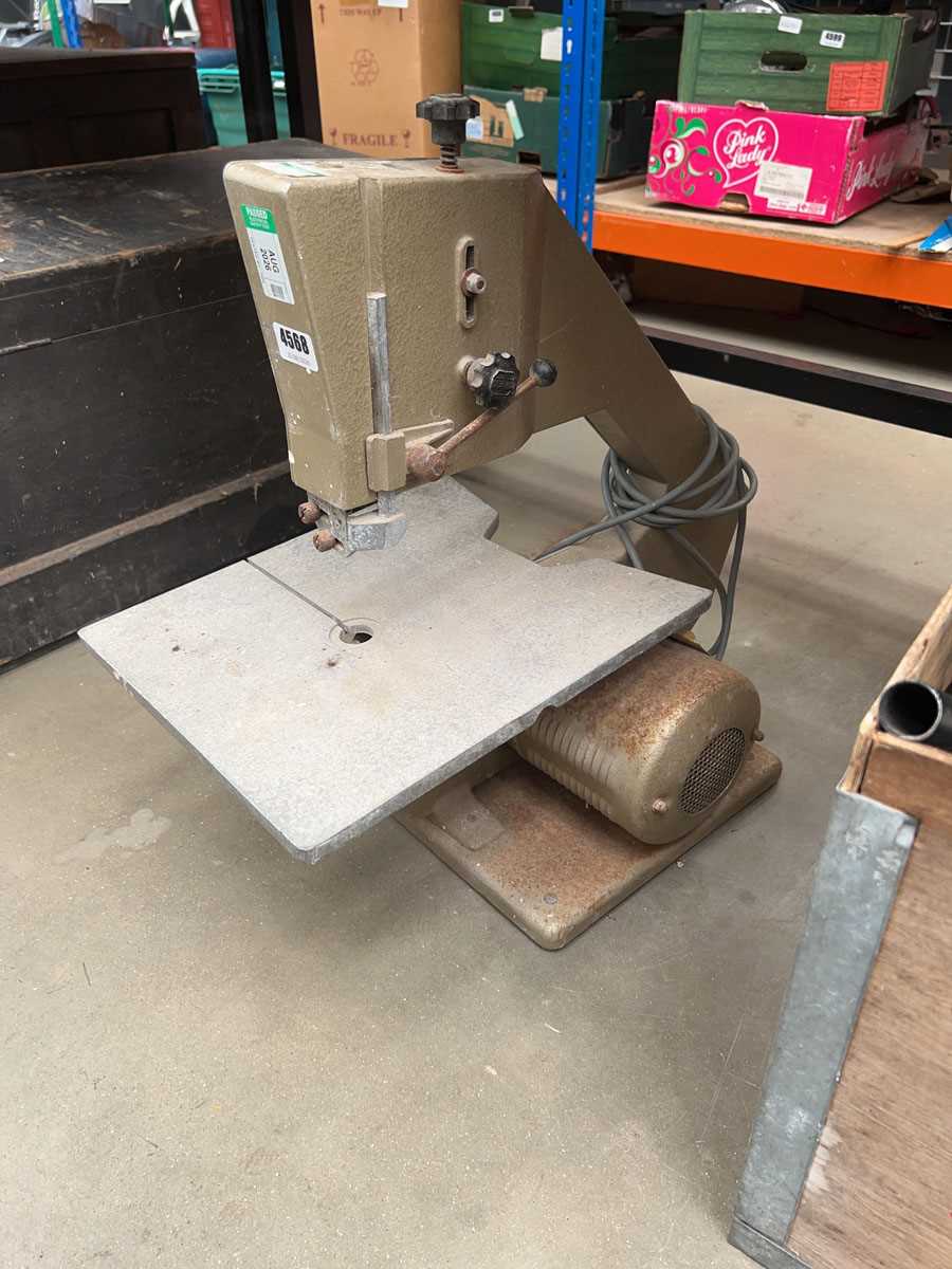Lot 4568 - 240v bench mounted band saw