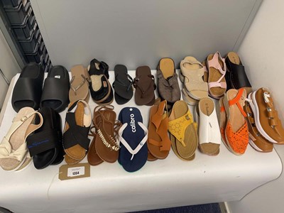 Lot 19x Pairs of sandals to include Havaiianas,...