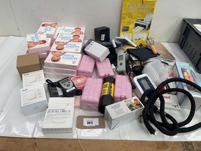 Lot 3611 - 3 bags of assorted household items